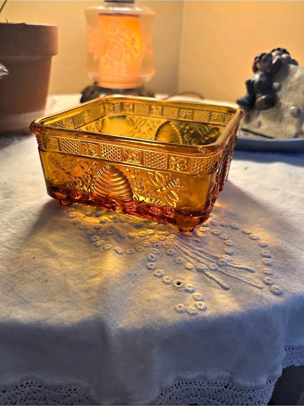 Indiana Glass Tiara Exclusives Honey Bee Covered Dish Amber